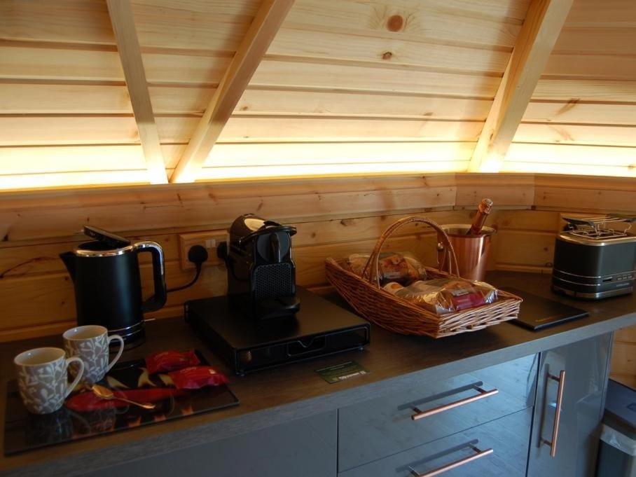 Romantic Rural Retreats Crewkerne Room photo